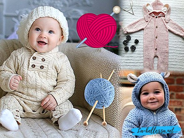 Combinaison pour un nouveau-né avec des aiguilles à tricoter