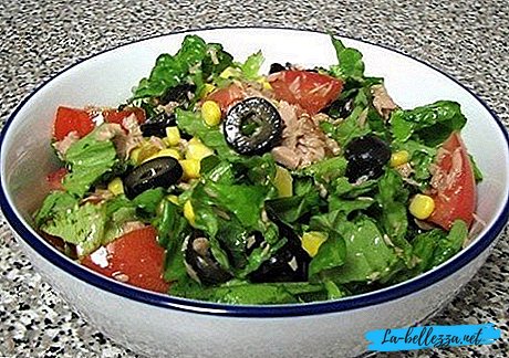 Salad dengan tuna dan sayur-sayuran dalam tin