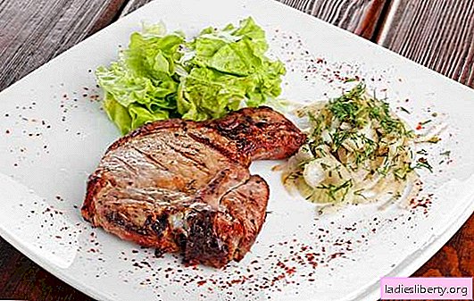 Entrecote في مقلاة - طبق مطعم في القائمة الرئيسية. شرائح اللحم في مقلاة من اللحم البقري ولحم الخنزير والضأن