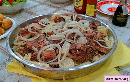 Zelfgemaakte beshbarmak is een gerecht van Turks sprekende mensen. Beshbarmak thuis met lam, patrijs, kalkoen, varkensvlees