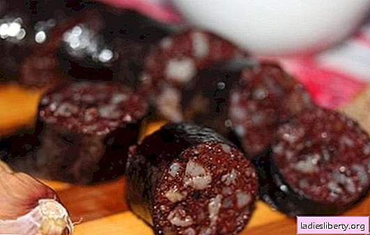 Selbst gemachte Blutwurst - ukrainischer Teller Rezeptblutwurst zu Hause mit Speck, Buchweizen, Lockvogel, Creme