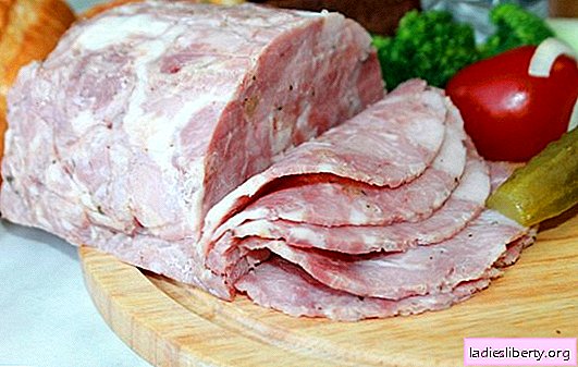 Jamón de cerdo casero en jamón con champiñones, ciruelas pasas y nueces. Jamón de cerdo al horno y hervido en jamón