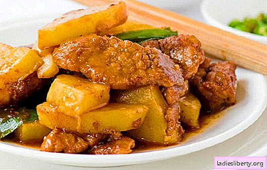 La viande et les pommes de terre en papillote sont un plat commun mais savoureux. Cuisson de viande aromatisée avec des pommes de terre à la feuille: recettes