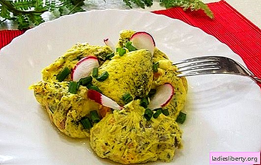 Omelet trong một gói: công thức cho một món ăn chế độ ăn uống khác thường. Nấu trứng ốp la luộc trong túi thịt, quả mọng, rau, rau thơm