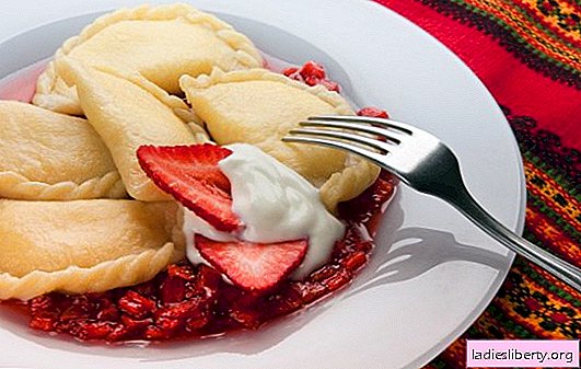 Une catégorie spéciale de boulettes est cuit à la vapeur avec des fraises. Raviolis, garnitures et jus cuits à la vapeur pour raviolis aux fraises
