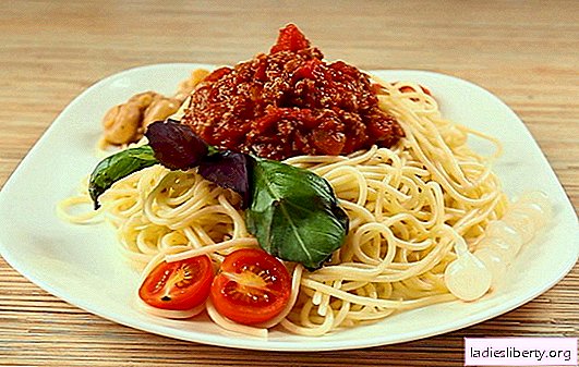 A simple dinner with Italian flavor - spaghetti bolognese. Vegetarian, classic and spicy spaghetti bolognese