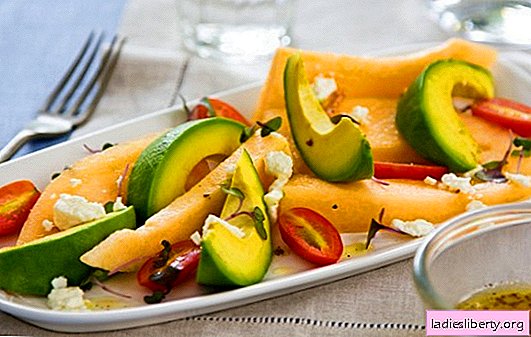 Salada com melão - esta é uma delícia! Nós preparamos saladas perfumadas e incomuns com melão e frango, queijo, frutas, nozes, abacate, presunto