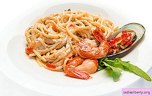 Spaghetti met zeevruchten, tomaten, kaas, spinazie en basilicum. Recepten voor spaghetti met zeevruchten en sauzen voor hen