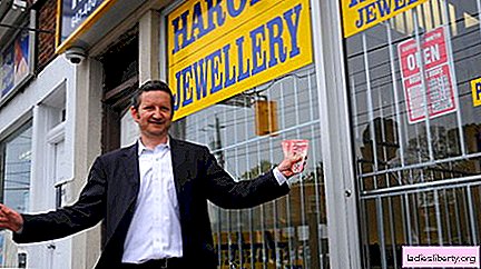 Goldsmith in the USA gives newlyweds guns when buying rings