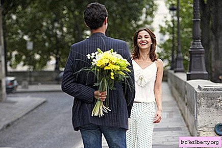 Feminine opinion: as a gift on the first date only flowers are appropriate